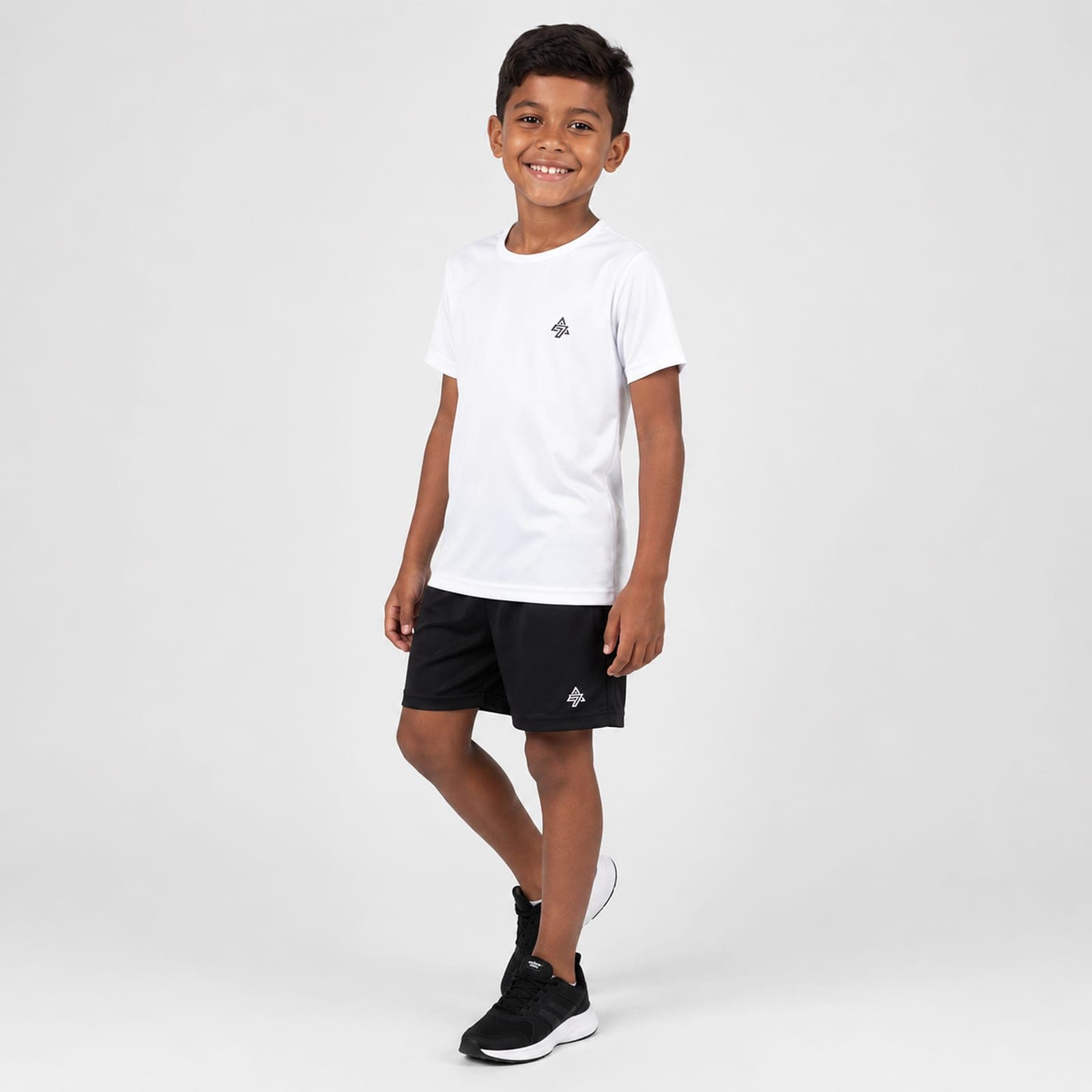 Criança em ação com camiseta Adon7
